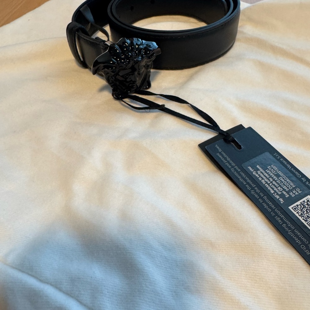 Black Leather Belt with Medusa Buckle - Picture 6 of 6